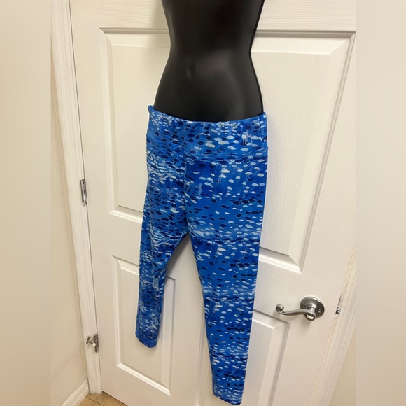 4 pairs of capri workout pants Large - Picture 10 of 11